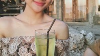 Hayo lebih segar yang mana? Segelas minuman dingin atau senyumnya Marion Jola? Foto: Instagram @lalamarionmj