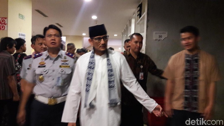 Sandi Tinjau Terminal Pulogebang, Agen Bus Keluhkan Sepi Penumpang Sandi Tinjau Terminal Pulogebang, Agen Bus Keluhkan Sepi Penumpang