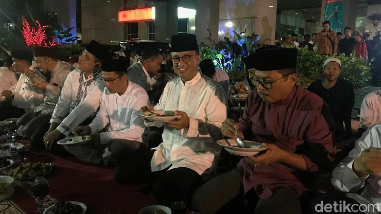 Anies Ingin Tradisi Santap Ketupat Malam Takbiran Dilestarikan Anies Ingin Tradisi Santap Ketupat Malam Takbiran Dilestarikan