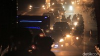 Upaya buka tutup jalan dengan pemberlakukan sistem satu arah ini diharapkan dapat mengurai kemacetan sepanjang 10 kilometer.