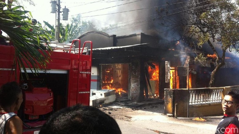 SPBU Mini di Kudus Meledak dan Terbakar, 1 Orang Terluka SPBU Mini di Kudus Meledak dan Terbakar, 1 Orang Terluka