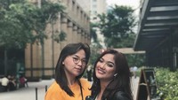 Marion Jola lewat akun instagramnya @lalamarionmj kerap memposting foto saat ia menikmati makanan. Kali ini ia berpose bersama temannya sambil membawa segelas kopi. Foto: Instagram @lalamarionmj