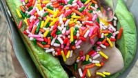 Kali ini es putetnya diapit dengan selembar roti. Ditaburi meisjes warna-warni, lihat fotonya aja udah ngiler! Foto: Instagram @lenkafoodies
