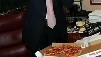 Selain McDonalds, ternyata Trump juga doyan Dominos Pizza. Lihat saja caranya melahap sepotong pizza bertopping smoked beef ini. Foto: Istimewa