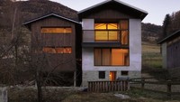 Lumbung tua yang terletak di desa Orsières, Swiss ini berhasil diubah menjadi rumah kontemporer yang indah dengan paviliun kayu. Istimewa/Lucy Wang/Inhabitat.