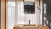 Kamar mandi pun materialnya dari kayu. Istimewa/Lucy Wang/Inhabitat.