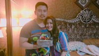  Surprise ulang tahun diberikan Vega untuk suaminya. Makin meriah dengan kehadiran cake cokelat yang dibawa sang suami yang berprofesi sebagai dokter ini. Foto: Instagram vegadarwanti123