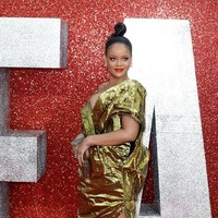 Rihanna pun tak kalah nyentriknya. Pelantun Kiss It Better itu membungkus tubuh sekalnya dengan gaun emas bervolume dari Poiret yang mengekspos bahu dan area dadannya. (Foto: Tim P. Whitby/Getty Images)