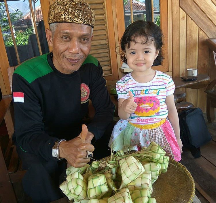 Ekspresi Lucu Anak-anak Saat Foto dengan Ketupat