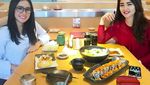 10 Gaya Presenter Kocak Vega Darwanti Makan Bakso hingga Sushi