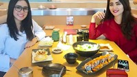  “Selamat makarenaaaa…,” tulis Vega yang siap menyantap sushi bersama Cita Citata. Sama-sama cantik ya? Foto: Instagram vegadarwanti123