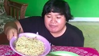 Pemilik nama ngetop Mala ‘Barbie’ ini punya lebih dari 58 ribu followers di Instagram. Ini aksinya saat makan mie ditemani oyong mentah, cabe mentah dan kemiri. Waduh, emangnya enak? Foto: Instagram malabarbie91