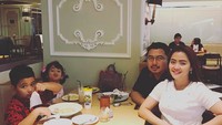 Meski sibuk, Vega kerap menyisihkan waktu untuk kumpul bersama keluarga. Di sebuah restoran, ia menikmati makanan bersama suami dan dua anaknya. Foto: Instagram vegadarwanti123