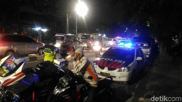 Mobil polisi tampak berada di lokasi untuk mengawal takbiran