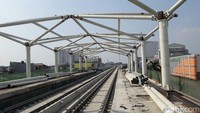 Sandiaga juga mengatakan, proyek LRT Fase II akan segera dimulai. Rencananya, pembangunan proyek LRT dari Kelapa Gading ke Tanah Abang itu akan dimulai tahun depan.
