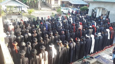 Foto: Pakaian Serba Hitam Jemaah An Nadzir Saat Salat Id di Gowa