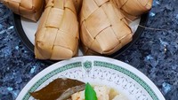 Opor ayam @lee4nsi sudah disajikan bersama potongan ketupat plus telur di bawahnya. Wih, dijamin mantap mengenyangkan nih. Foto: Instagram