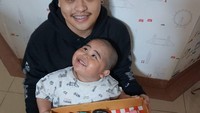 Di ulang tahun sang kakak, Tatan merayakannya dengan sekotak donat. Foto: Instagram @jrsugianto