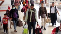 Keberangkatan KA dari Stasiun Pasar Senen ada 34. Jumlah tersebut terdiri dari 26 KA reguler dan 8 KA tambahan yang mengangkut 24.950 penumpang dari pagi hingga malam hari ini.