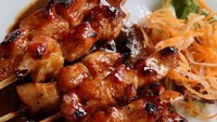 Aneka sate tak ketinggalan, jadi menu spesial di hari lebaran. Sate ayam, kambing, hingga sate sapi, semuanya digemari. Ini menu sate ayam milik @misskitkats Foto: Instagram