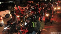 Kemacetan panjang masih terjadi di jalur mudik selatan Nagreg, Kabupaten Bandung, Jawa Barat sejak malam hingga dini hari Kamis (14/6/2018).