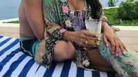 Bersama dengan sang suami. Indah pun terlihat sedang asyik bersantai di pinggir pantai Bali. Sambil memegang minuman, kok keduanya makin romantis ya. Foto: Instagram @indahkalalo