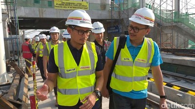 Pakai Rompi Proyek, Sandi Cek Proyek LRT Jakarta di Libur Lebaran