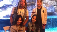  Ini sih judulnya double date. Sebelum makanannya datang, mereka terlihat berpose bersama. Foto: Instagram @aisyahaqilahh