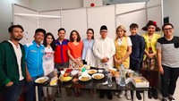  Kalau ini keseruan Vega di belakang panggung usai mengisi acara komedi. Para pengisi acara buka puasa bersama ditemani Ketua MPR RI, Zulkifli Hasan. Foto: Instagram vegadarwanti123