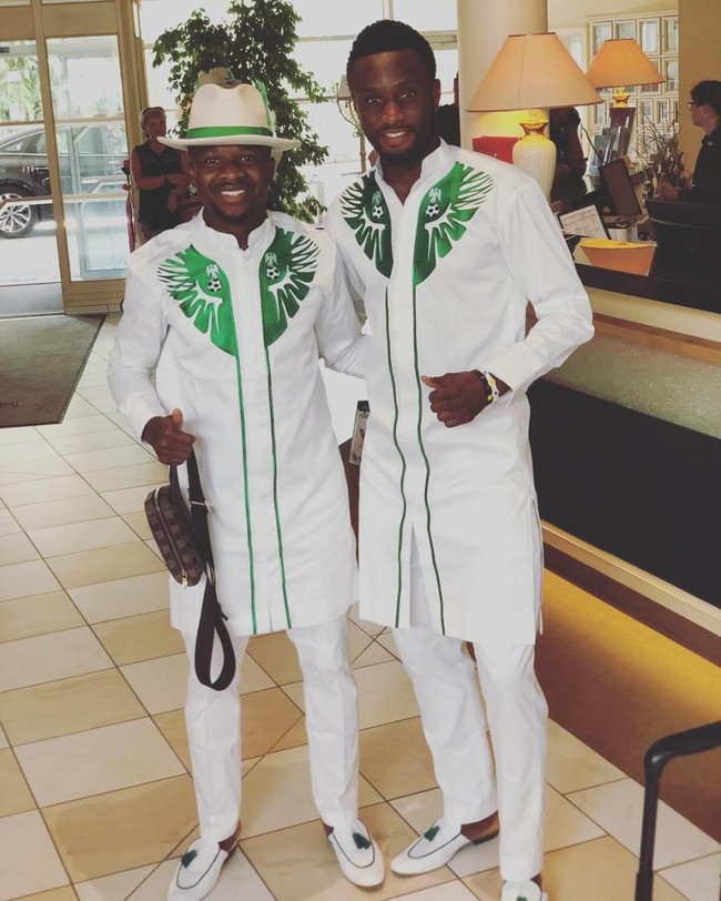 Kapten tim sepakbola Nigeria John Obi Mikel dan rekannya Ogenyi Onazi berpose mengenakan busana yang mirip baju koko ini. Baju travelling tim sepakbola Nigeria ini serba matching dari kepala sampai ujung kaki. Tampak kedua pemain bola itu mengenakan sepatu dengan detail tassel yang warnanya senada dengan motif di baju mereka. (Foto: Instagram, Dok. Nike)