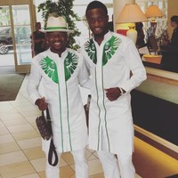 Kapten tim sepakbola Nigeria John Obi Mikel dan rekannya Ogenyi Onazi berpose mengenakan busana yang mirip baju koko ini. Baju travelling tim sepakbola Nigeria ini serba matching dari kepala sampai ujung kaki. Tampak kedua pemain bola itu mengenakan sepatu dengan detail tassel yang warnanya senada dengan motif di baju mereka. (Foto: Instagram, Dok. Nike)