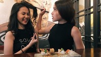 Duh, ada ada aja deh. Masa sumpitnya digunakan untuk mengambil rambut. Padahal dihadapan mereka ada seporsi sushi yang kelihatannya enak. Foto: Instagram @aisyahaqilahh