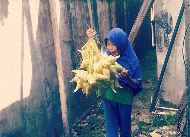 Ekspresi Lucu Anak-anak Saat Foto dengan Ketupat