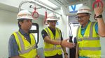 Pakai Rompi Proyek, Sandi Cek Proyek LRT Jakarta di Libur Lebaran
