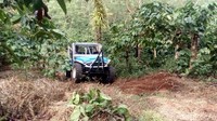 Jalurnya seru dan menantang. Tapi jangan khawatir, pengemudi mobil jeep ini sudah berpengalaman dan mahir. Dijamin aman! (Eko Susanto/detikTravel)