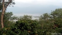 Dari kejauhan, kita juga bisa menikmati panorama indah Rawa Pening. Berani coba? (Eko Susanto/detikTravel)