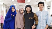Athiyyatul Haniyyah selalu terlihal ikut mendampingi dan kemanapun Ustad Al Habsyi pergi dakwah atau mengisi acara . (dok. Instagram Athiyyatul_Haniyyah_real)