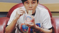Tak punya waktu banyak, Bisma suka menyantap mie instan praktis sebagai menu makanan disela-sela waktu manggungnya. Foto: Instagram @sibisma