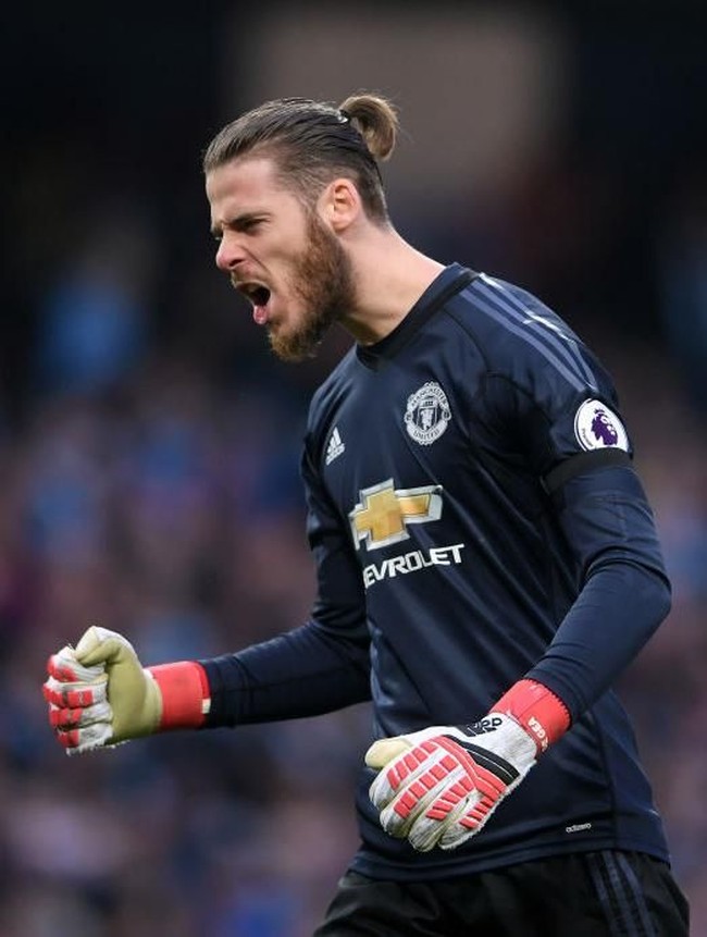 Masih dari Spanyol, ada David de Gea. Sang kiper muncul dengan rambut panjangnya yang dikepang berikut janggut yang semakin mempertegas gaya machonya. (Foto: Getty Images)