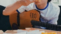 Kini akrab dikenal Bisma Karisma, ia merupakan salah satu personil SM*SH. Bisma punya gaya yang seru, tidak hanya ketika bermain gitar, tapi juga saat makan. Foto: Instagram @sibisma