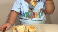 Aaaaa... Tatan siap melahap siomay nih. Porsi makannya banyak banget, nggak mau bagi-bagi nih? Foto: Instagram @jrsugianto