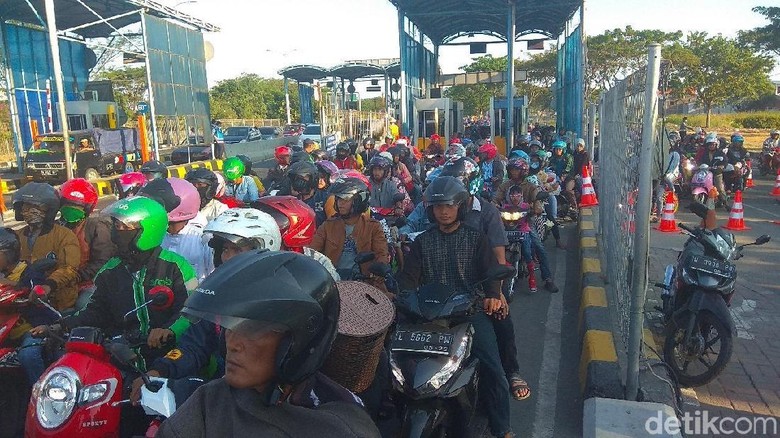 Pemudik ke Madura Masih Padati Jembatan Suramadu Pemudik ke Madura Masih Padati Jembatan Suramadu
