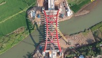 Jembatan yang dibangun sepanjang 100 meter ini memiliki dua jembatan di sampingnya dengan masing-masing berukuran 32,3 meter. Tinggi pelengkung bentang utama ±30 meter (dari top level aspal ke CG arch). Foto: Dok. Kementerian PUPR