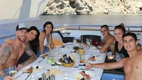  Main di tengah laut. Di dalam kapal, Sergio dan istri dengan teman-temannya tampak menikmati sepiring seafood enak. Foto: Instagram @sergioramos