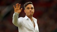 Robbie Williams adalah seorang penyanyi terkenal asal Britania Raya yang terkenal karena lagu berjudul Feel. Dalam buku biografinya yang berjudul Somebody Someday, ia mengaku memiliki masalah dengan kecanduan seks, obat-obatan dan minuman beralkohol. (Foto: Getty Images) 