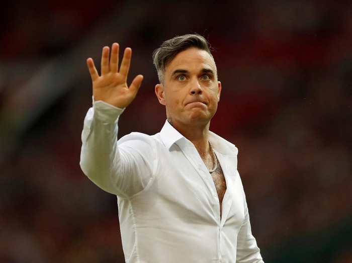 FILE PHOTO: Soccer Football - Soccer Aid 2018 - England v Soccer Aid World XI - Old Trafford, Manchester, Britain - June 10, 2018   Robbie Williams before the match   Action Images via Reuters/Andrew Boyers -/File Photo