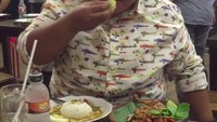 Jalan-jalan ke Bandung, Mala kulineran banyak hidangan. Tapi kali ini ia ditantang makan satu buah jeruk nipis. Ekspresinya saat melahap makanan asam pun bikin ngakak. Foto: Instagram malabarbie91