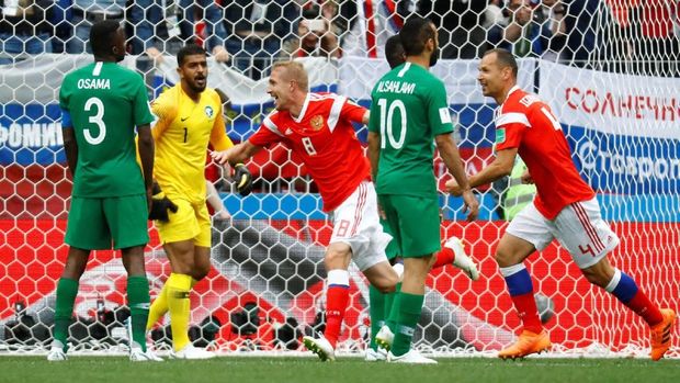 Yuri Gazinsky mencetak gol pertama Rusia ke gawang Arab Saudi di babak pertama.