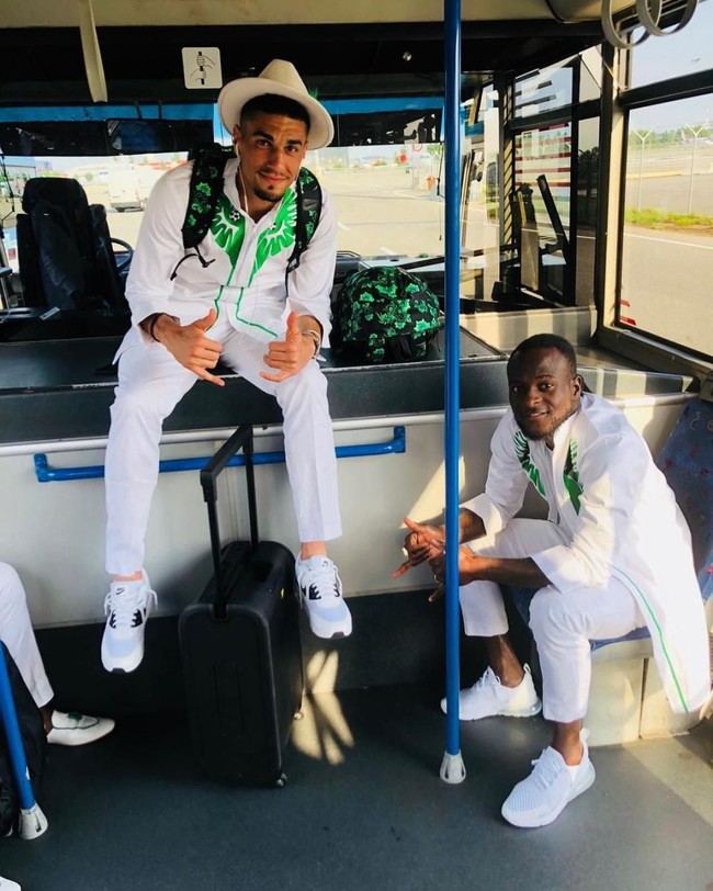 Inilah kostum tim Nigeria yang viral karena desainnya beda dari yang lain. Jika sebagian besar tim Piala Dunia 2018 tiba di Rusia memakai setelan jas dan kemeja, tim Nigeria memakai kemeja putih dengan motif hijau yang mirip kostum di film Black Panther. (Foto: Instagram, Dok. Nike)