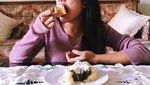Intip Gaya Keren Marion Jola Saat Minum Kopi hingga Makan Kue